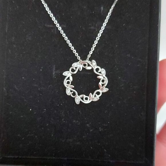 925 Sterling Silver Wreath Necklace - Picture 3 of 9